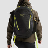 Arc'teryx Unisex Mantis 26 Backpack in Black/Euphoria