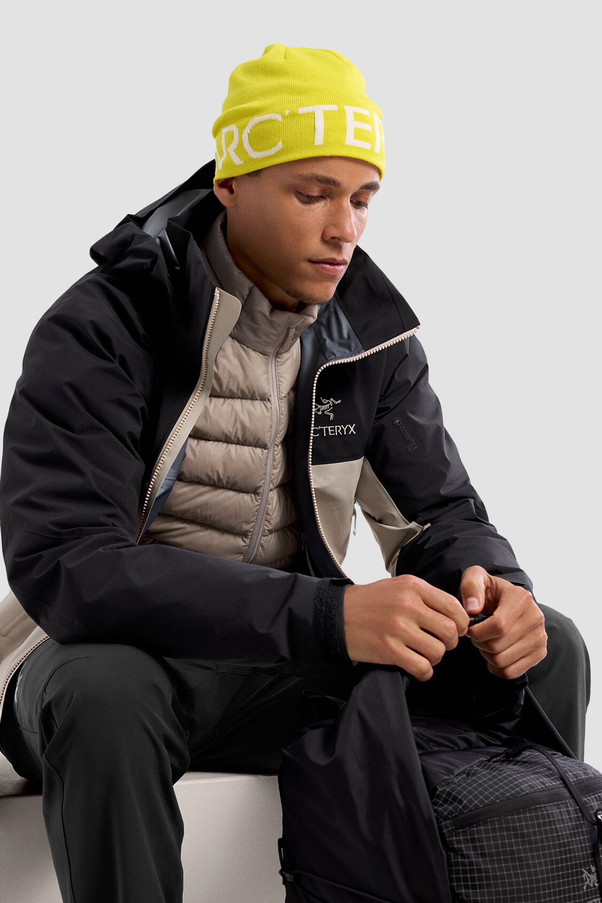 Arc'teryx Men's Beta AR Jacket in Black/Rune